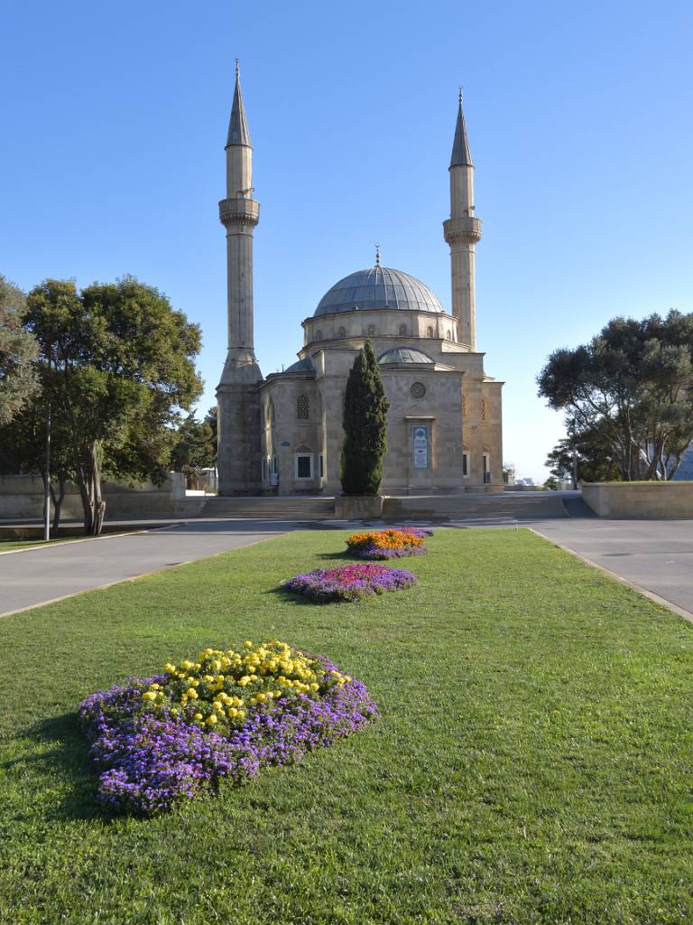 DSCN1642.JPG - 05.10.2024: In Baku, der Hauptstadt Aserbaidschans, besichtigen wir als erstes die Moschee der Märtyrer von außen. Sie wurde in den 1990er Jahren erbaut und dient als Gedenkstätte für osmanische Soldaten.