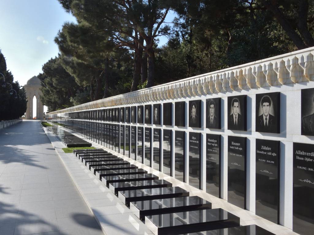 DSCN1648.JPG - Das sind die Gräber der getöteten. Am Ende der Allee befindet sich das Shahidlar Monument.
