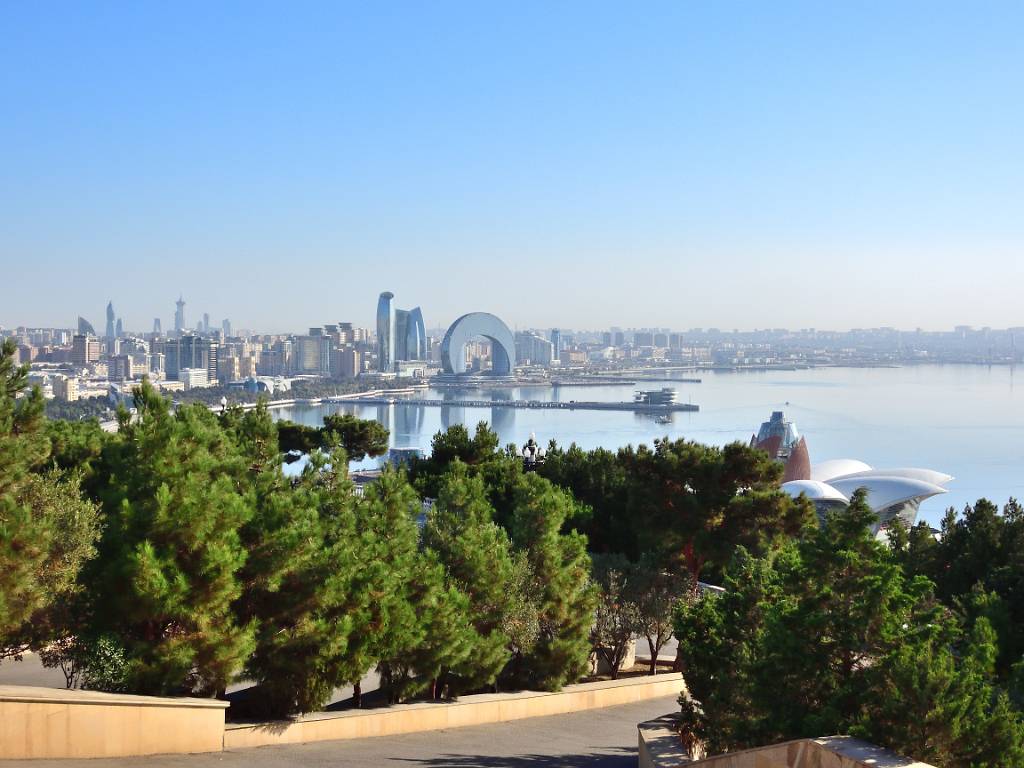 DSCN1651.JPG - Die Gedenkstätte befindet sich auf einem Hügel mit Blick auf das Kaspische Meer und bietet einen weiten Panoramablick über die Stadt und die Bucht.