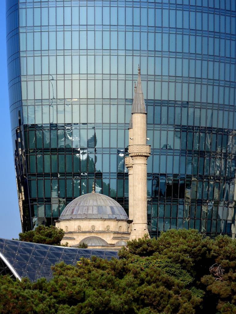 DSCN1656.JPG - Eine Moschee vor den Flame Towers.