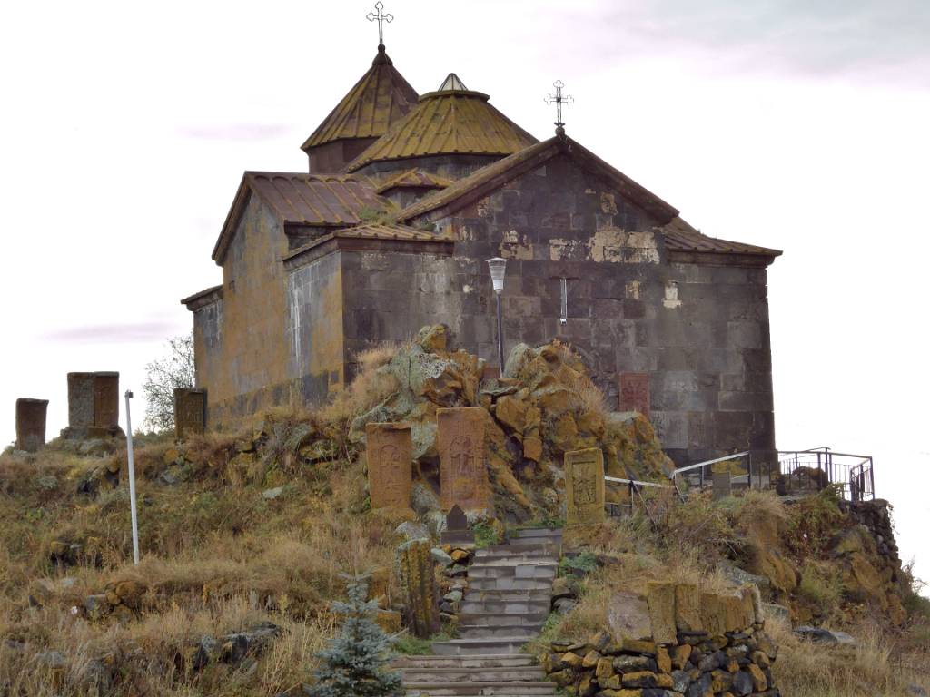 DSCN2145.JPG - 14.10.2024: Heute fahren wir nach Jerewan. Der erste Halt ist am Sewansee beim Kloster Hajrawank.