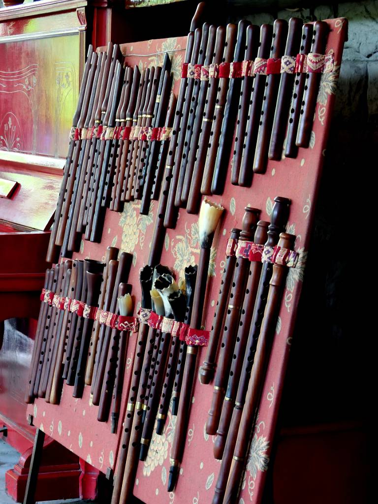 DSCN2247.JPG - Nun machen wir einen Hausbesuch bei einem Duduk-Meister. Die Duduk ist ein armenisches Rohrblattinstrument aus Aprikosenholz.