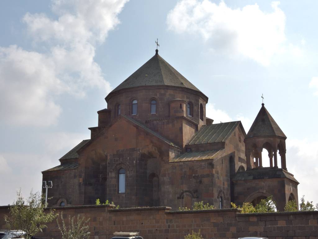 DSCN2257.JPG - Bei der Sankt Hripsime-Kirche machen wir einen Zwischenstopp. Sie stammt aus dem Jahr 618 und sie ist eine der ältesten erhaltenen Kirchen das Landes.