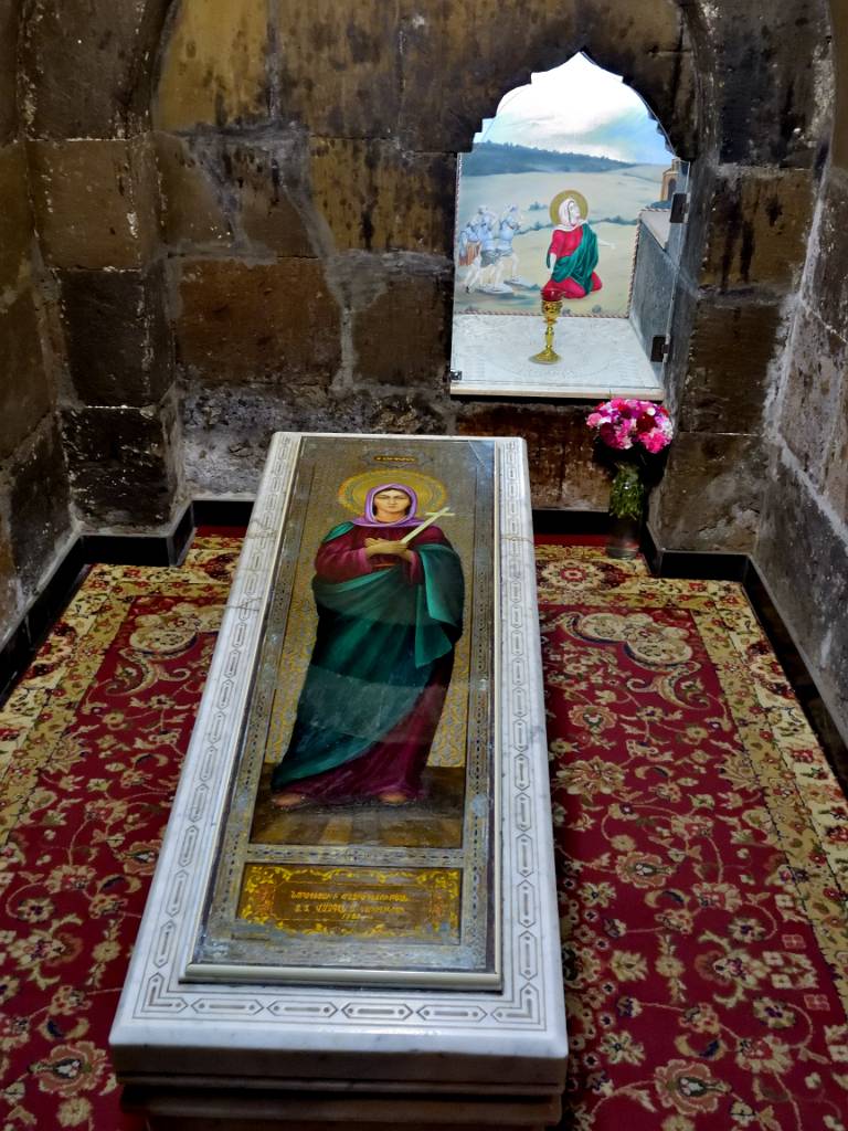 DSCN2261.JPG - Die Heilige Hripsime ist eine Märtyrerin. Die Nonne weigerte sich, den armenischen König Trdat III. zu heiraten und wurde deshalb enthauptet. Sie starb um 300 n.Ch..