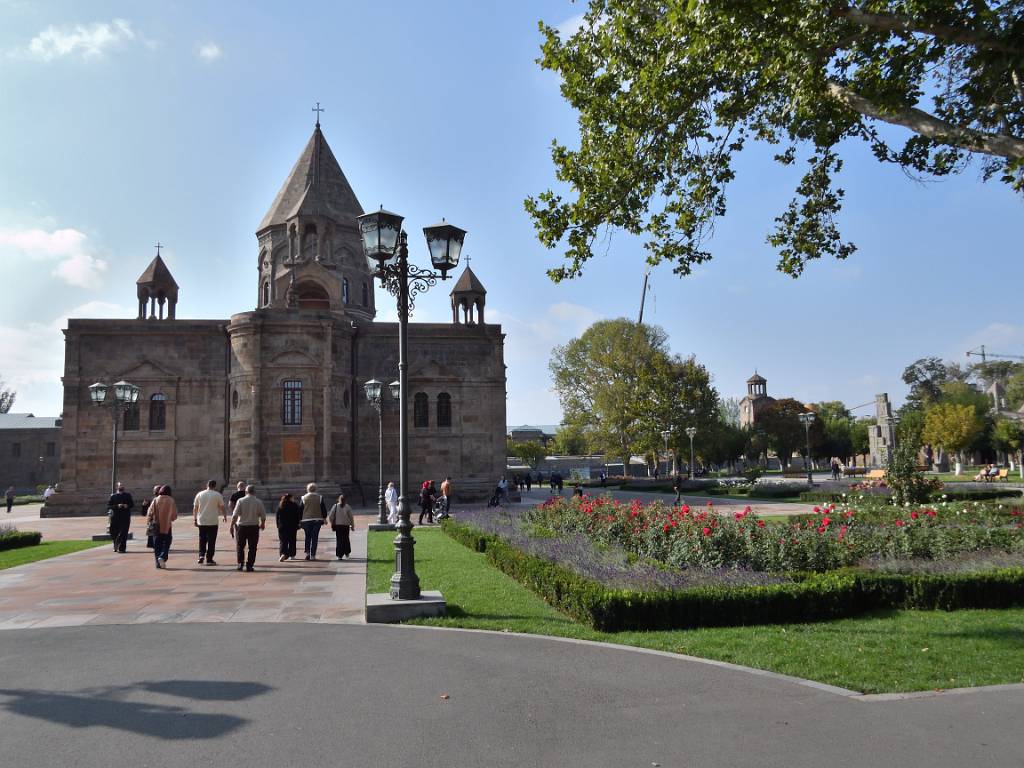 DSCN2269.JPG - Die Kathedrale ist eines der bedeutensten Baudenkmäler Armeniens und gilt als erste, von einem Staat erbaute christliche Kirche.