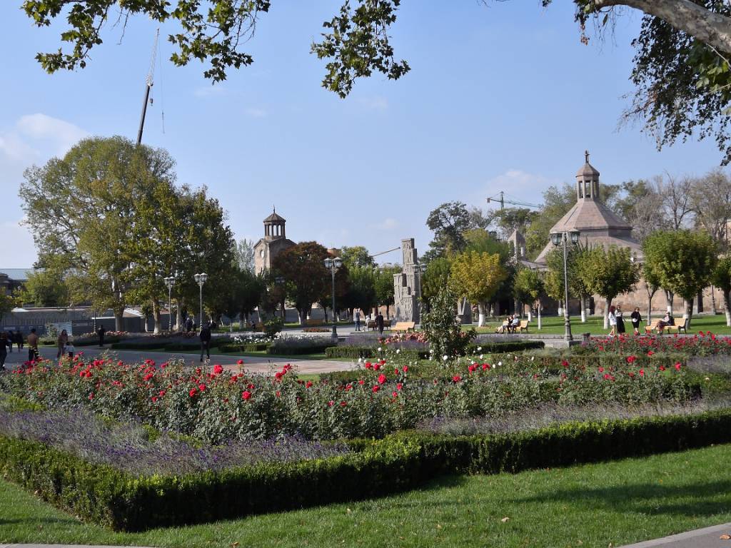 DSCN2270.JPG - Die Kirche ist Teil einer Klosteranlage und es ist die Kathedrale des Patriarchen der armenisch-apostolischen Kirche.