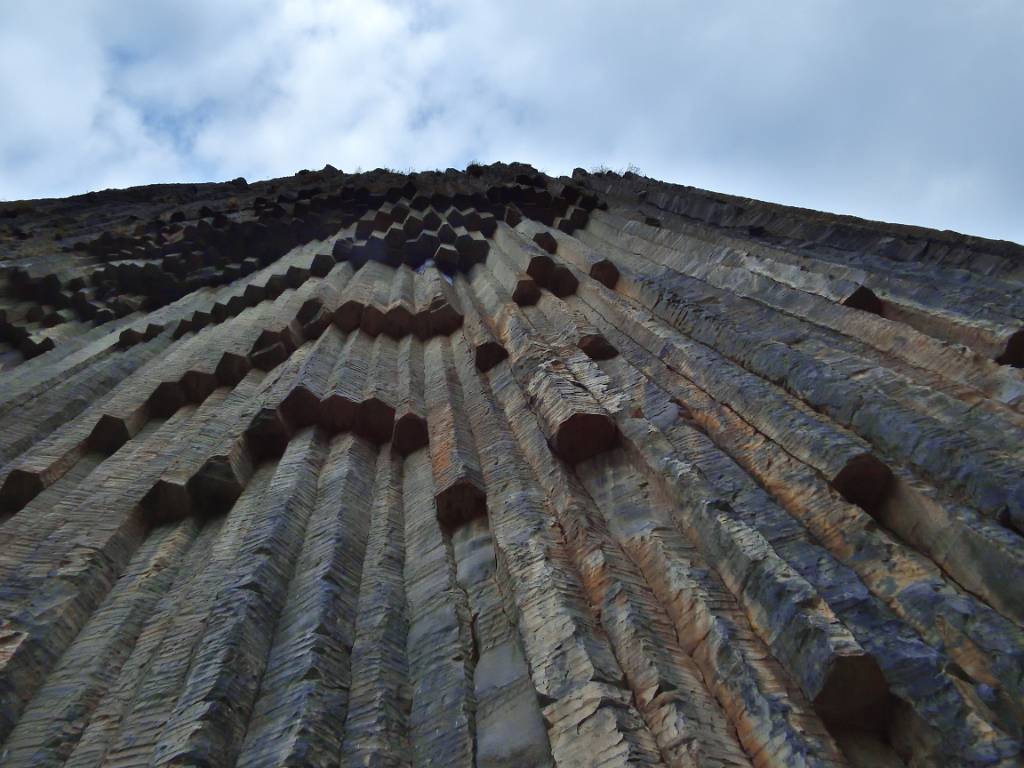DSCN2401.JPG - Basaltsäulen, bis zu 200 Meter hoch.