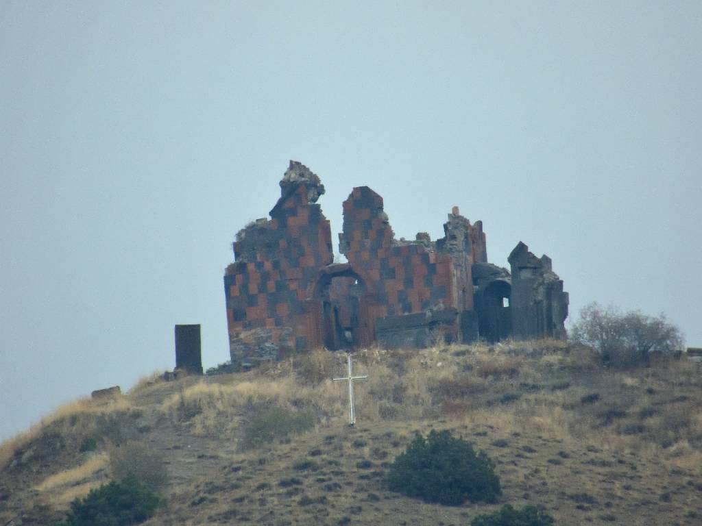 DSCN2413.JPG - In der Ferne eine Ruine am Hügel.