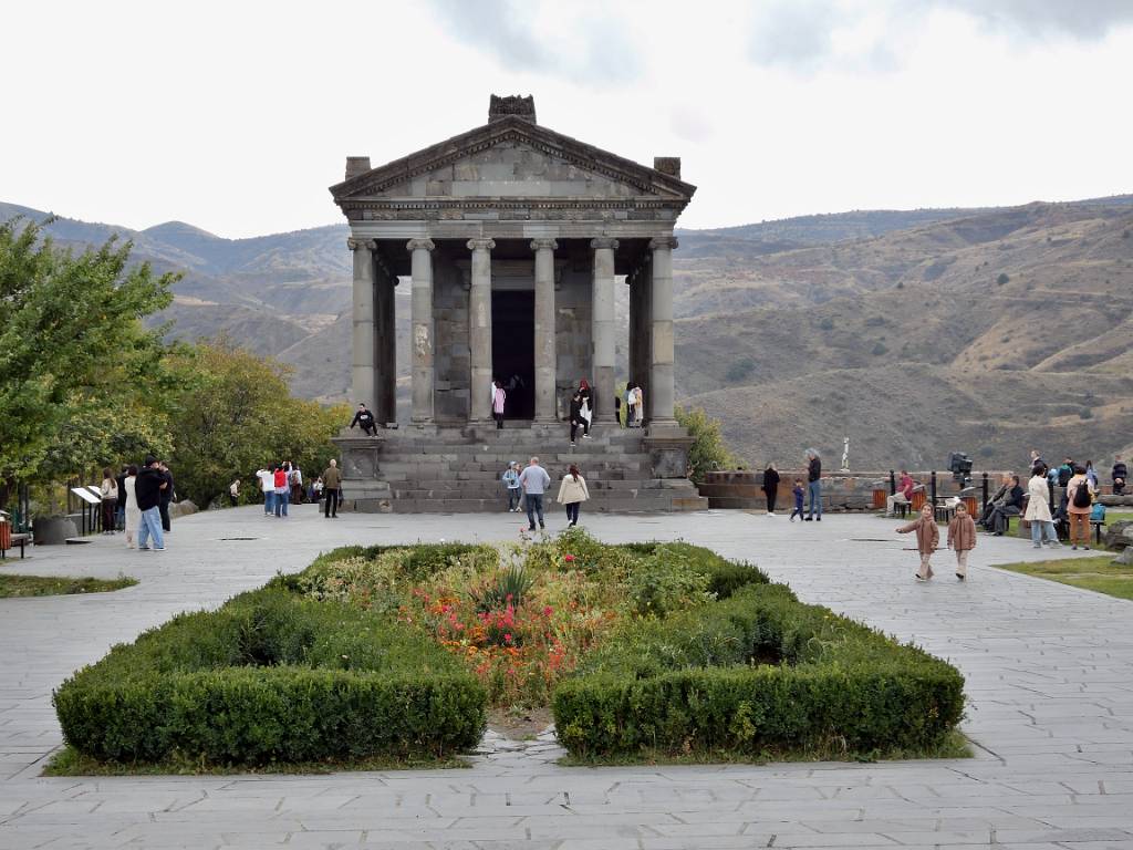 DSCN2415.JPG - Es ist der einzige griechische Tempel in Armenien.