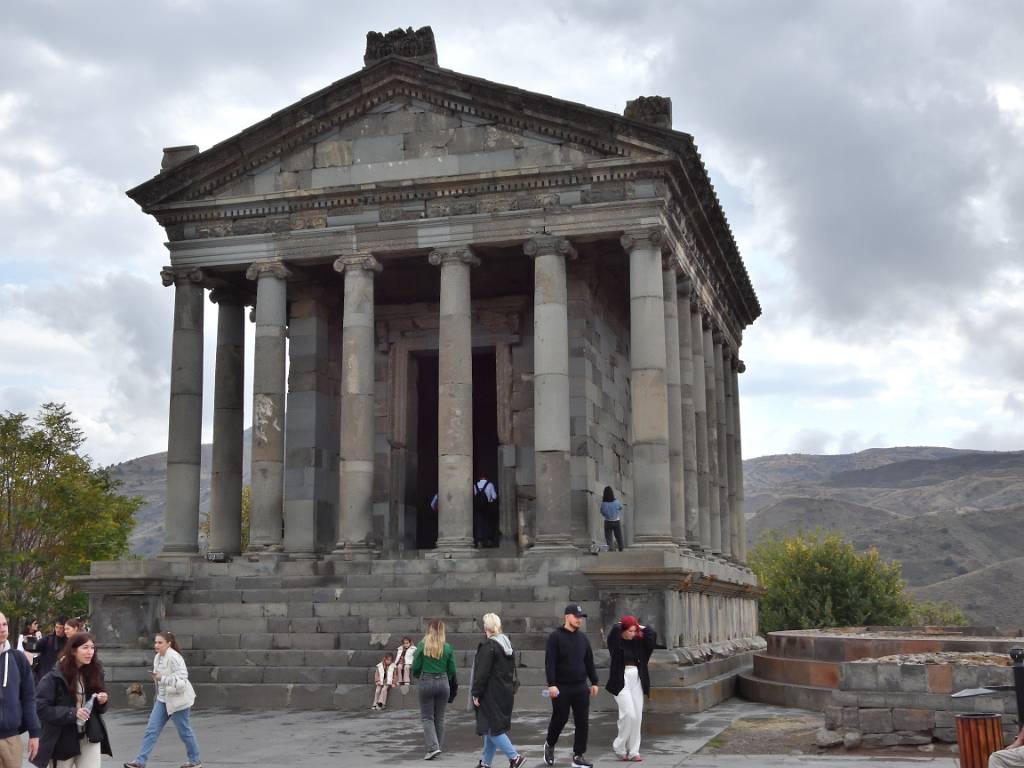 DSCN2418.JPG - Der Tempel wurde um das Jahr 175 n. Chr. während der Herrschaft von König Tiridates I. errichtet, der in enger Verbindung mit dem Römischen Reich stand.