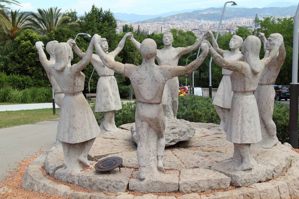 IMG_3948.JPG - Auf der Placa de la Sardana steht eine Skulptur die den traditionellen Reigentanz Sardana darstellt.