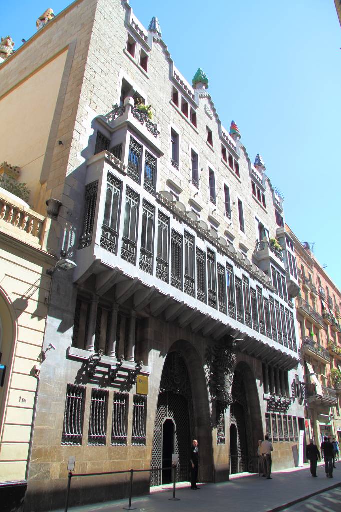 IMG_4031.JPG - Der erste Halt ist beim Palau Guell. Antoni Gaudi hat dieses Gebäude in den 1880er Jahren gebaut.
