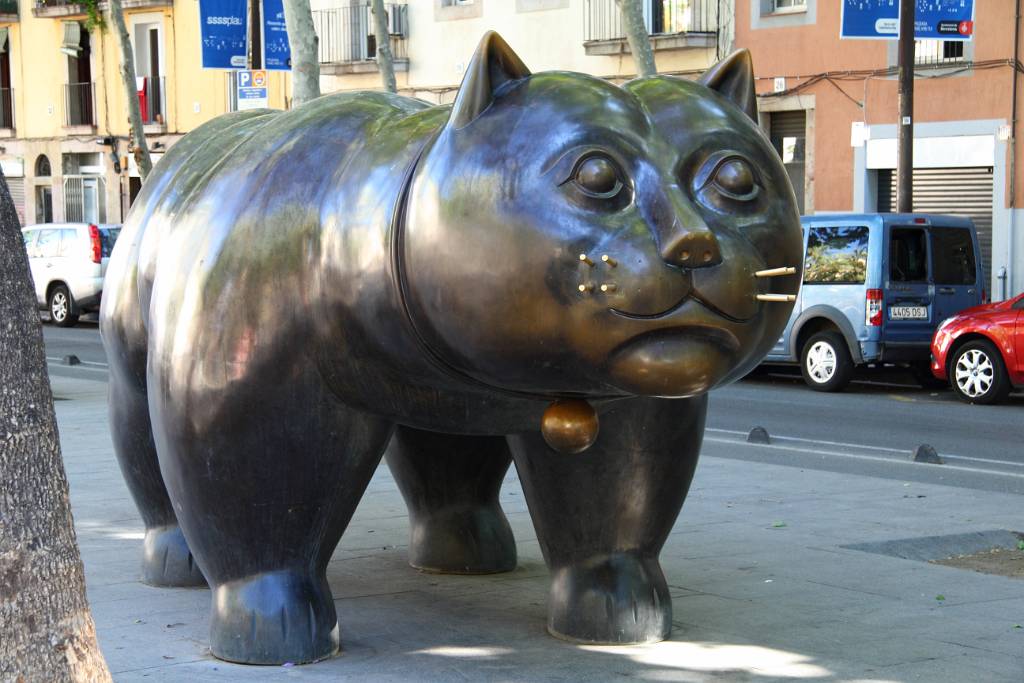 IMG_4043.JPG - ... zur Rambla del Raval. Hier steht die Bronzekatze von Fernando Botero Angulo.