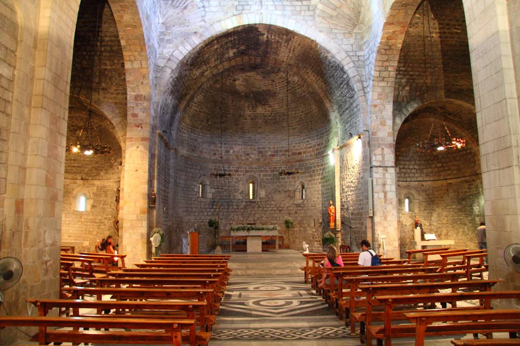 IMG_4055.JPG - Heute werden in dem romanischen Bau wieder Messen gefeiert.