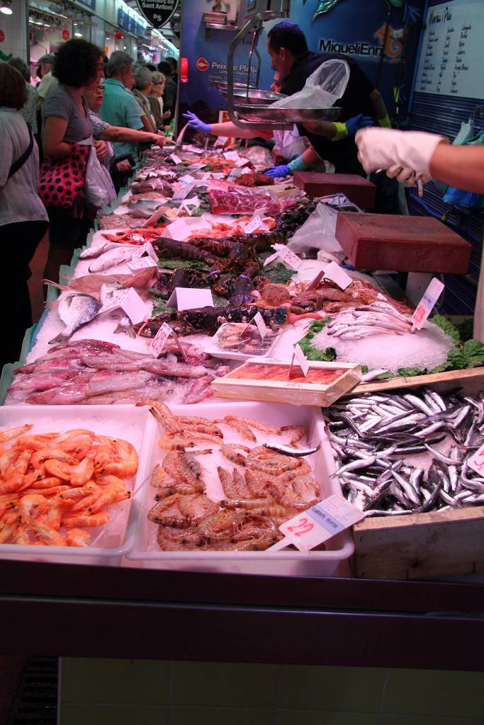 IMG_4064.JPG - In der zweiten Halle dem Mercat d'Allimentacio de Sant Antoni gibt es alle Arten von Lebensmittel. Diese Hallen sind nur als Übergangslösung gedacht, weil….