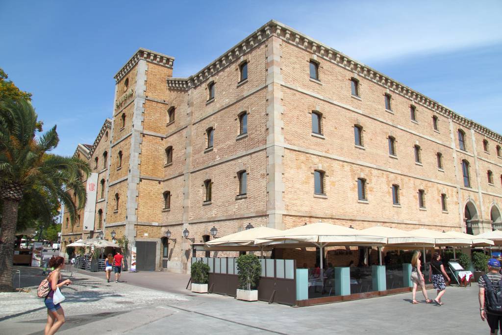 IMG_4133.JPG - Das ist das Palau del Mar, ein ehemaliges Speichergebäude. Heute befindet sich das Museo d'Historia de Catalunya darin.