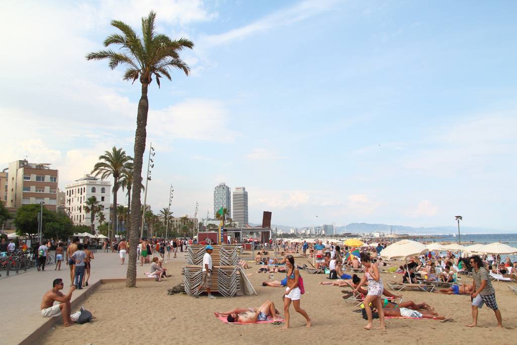 IMG_4140.JPG - Der Stadtstrand von Barcelona tummeln sich sehr viele Menschen.