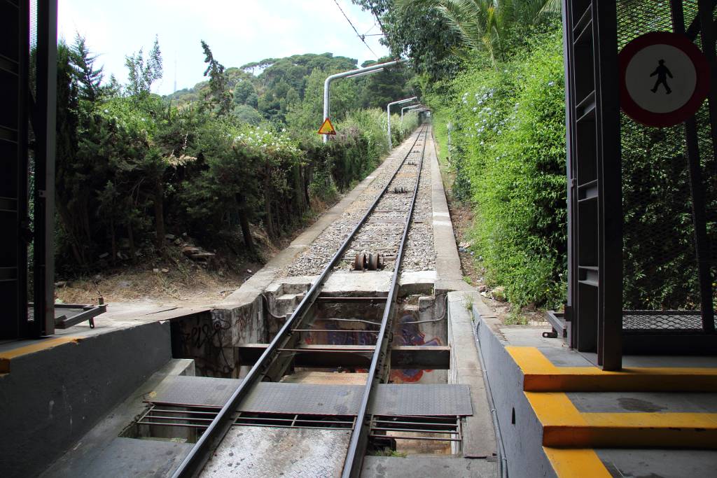 IMG_4197.JPG - Die Funicular del Tibidabo wird mit einem Seil nach oben gezogen.