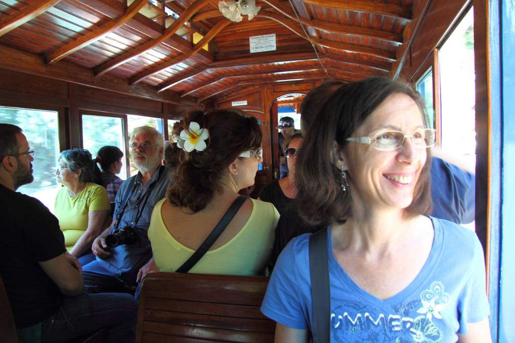 IMG_4255.JPG - Hurra - keine Schlange vor der Tramvia Blau. Also fahren wir mit dieser historischen Straßenbahn hinunter. Wir sind bis jetzt ca. 3,5 Kilometer zu Fuß unterwegs.