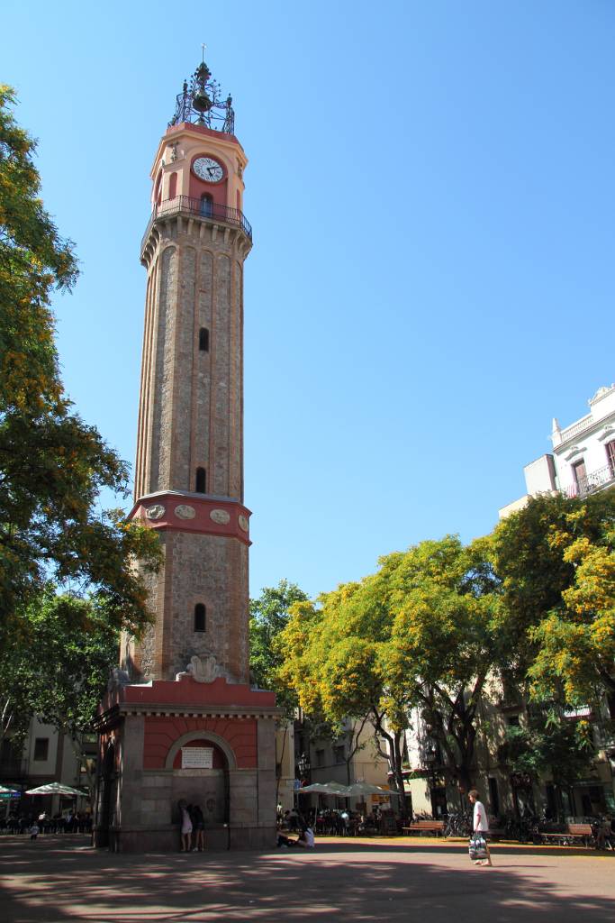 IMG_4262.JPG - Auf der Placa de la Vila de Gracia steht in der Mitte ein 33 Meter hoher Glockenturm. Er wurde 1862 von Antoni Rovira i Trias erbaut.