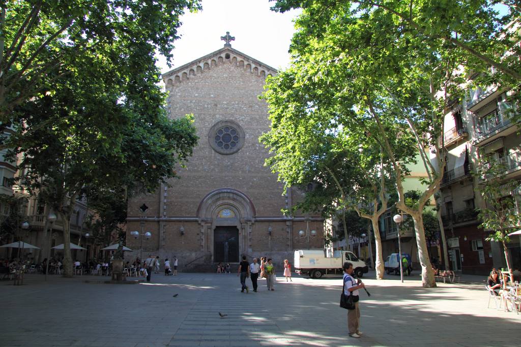 IMG_4265.JPG - Auf der Placa de la Virena. Die Kirche Sant Joan de Gracia wurde zwischen 1878 und 1884 erbaut.