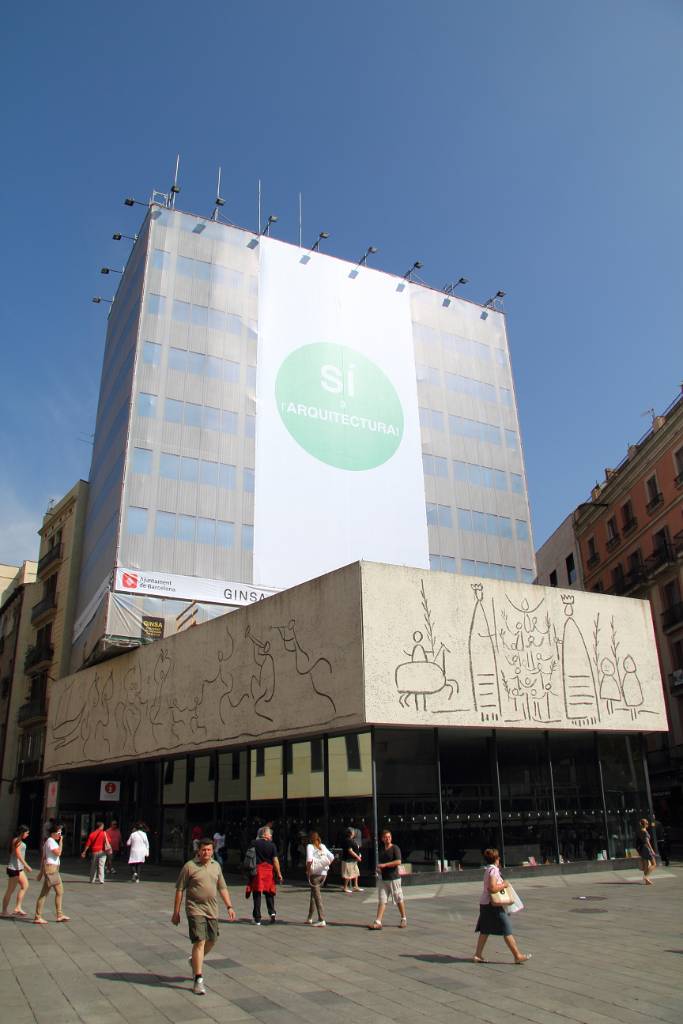IMG_4278.JPG - Das ist eines der ersten Hochhäuser Barcelonas. Es wurde 1962 erbaut. Die Figuren an der Fassade entstanden nach Entwürfen von Pablo Picasso.