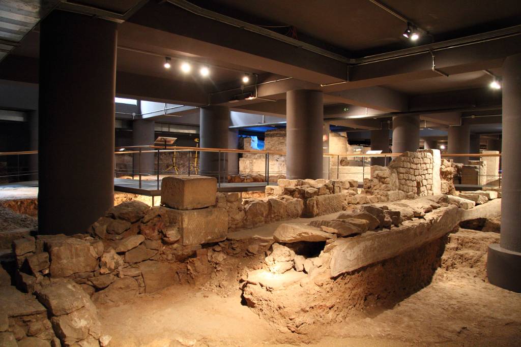 IMG_4306.JPG - Mit einem Lift fährt man in den Keller, wo sich die Ausgrabung der römischen Siedlung Barcino befindet.