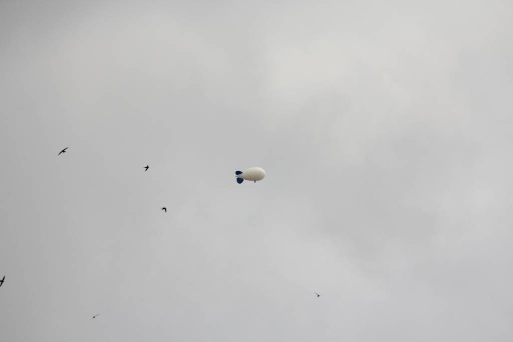IMG_4480.JPG - In der Ferne ist ein kleiner Zeppelin.