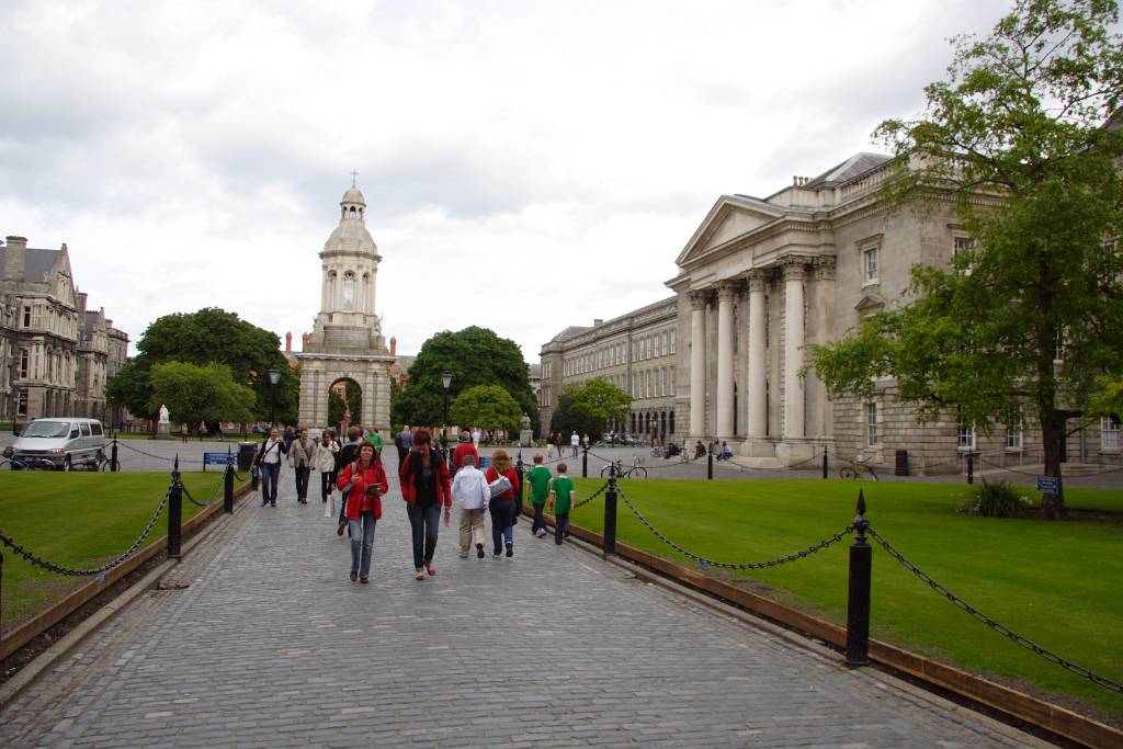 IMG_6219.JPG - Im Campus mittig Campanile, Links Graduate Memorial Building und Rechts Book of Kells.