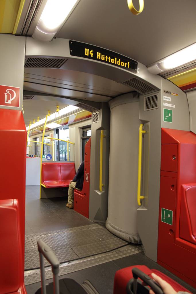 IMG_7407.JPG - 25.05.2015: Unsere Reise beginnt mit Zug und U4 Richtung Flughafen Wien.