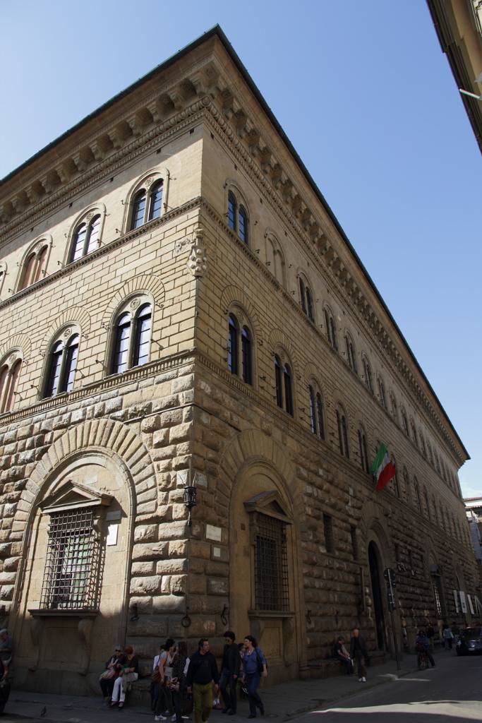 IMG_7431.JPG - Jetzt gehen wir zum Palazzo Medici Riccardi. Der bahnbrechende Bau des massiven Palazzo - er war fast 100 Jahre Sitz der Medici - bedeutet einen Wendepunkt in der Renaissancearchitektur.