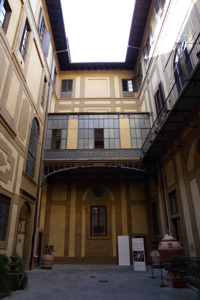 IMG_7432.JPG - Cosimo il Vecchio, der Begründer der Medici-Dynastie, ließ den Palast erbauen. Im Innenhof des im 15. Jahrhundert errichteten Palazzo.