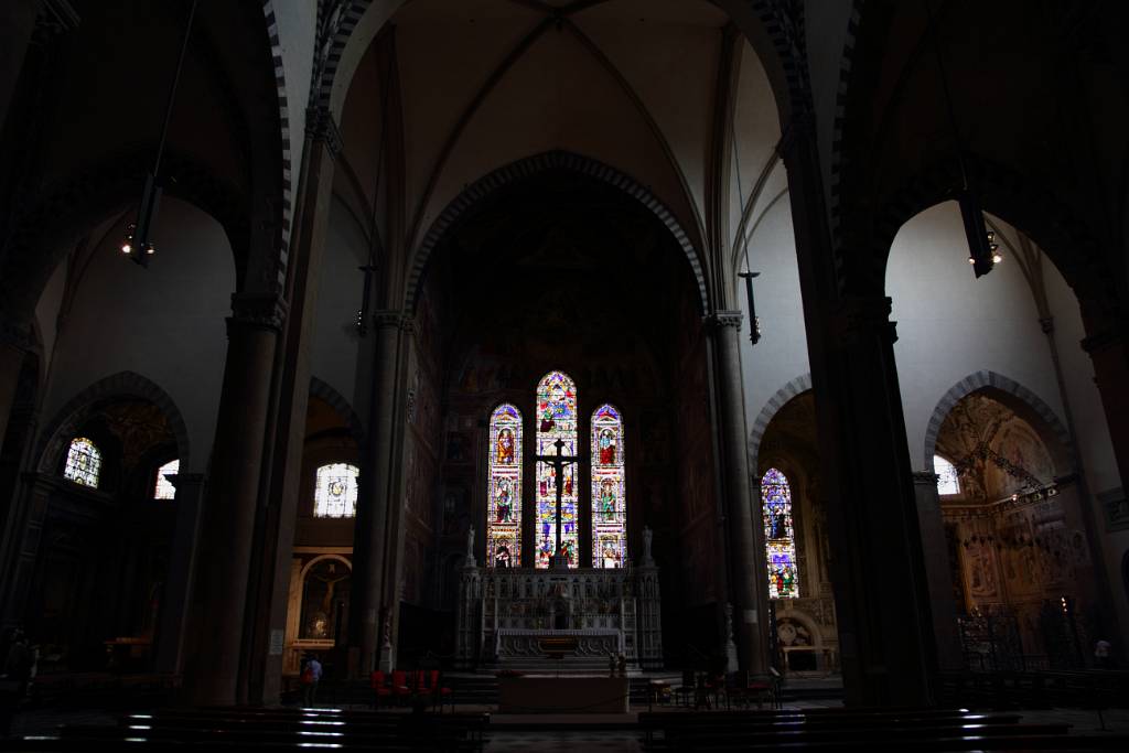 IMG_7467.JPG - Das Mittelschiff erscheint auf den ersten Blick sehr lang. Eine optische Täuschung, hervorgerufen durch die konvergente Platzierung der Säulen zum Altar hin.