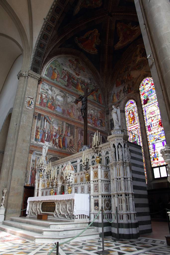 IMG_7471.JPG - Die Hauptkapelle des Allerheiligsten hinter dem Altar ist die Cappella Tornabuoni. Die Fresken an der linken Seite stellen das Leben der Heiligen Jungfrau dar. Sie wurden 1485 bis 1490 von Domenico Ghirlandaios gemalt.