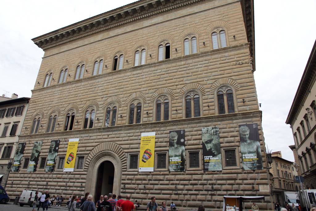 IMG_7477.JPG - Nun kommen wir zum Palazzo Strozzi - dieses mal wirklich der Palazzo! Es ist der größte Palast von Florenz und wurde im 15. Jahrhundert für den Bankier Strozzi erbaut. Damals hatten die Banken noch Geld! Ein Meisterwerk Florentiner Renaissancebaukunst mit nur drei Stockwerken, die jedoch jeweils so hoch sind wie ein durchschnittlicher Palast.