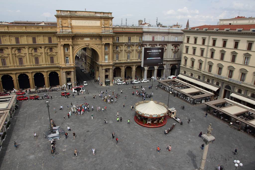 IMG_7483.JPG - Piazza della Repubblica von oben. Dieser Platz spielt seit jeher eine bedeutende Rolle in der Geschichte von Florenz. Es erstreckte sich hier schon das Forum des römischen Florentina. Das heutige Gesicht mit dem monumentalen Triumphbogen erhielt der Platz durch den Architekten Giuseppe Poggi.