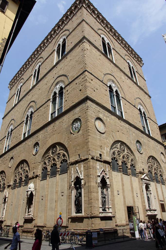 IMG_7490.JPG - Orsanmichele - eine Kirche der besonderen Art. Bis 1337 diente sie als Getreidemarkthalle. In den Außenmauern zeigen 14 Nischen Skulpturen der Zunftheiligen unter gotischen Arkadenbögen.