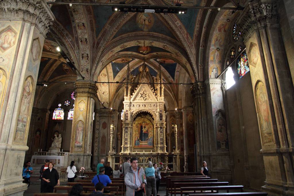 IMG_7492.JPG - Im Inneren präsentiert sich die Kirche als zweischiffiger Raum mit gotischem Gewölbe und freskenverzierten Pfeilern.
