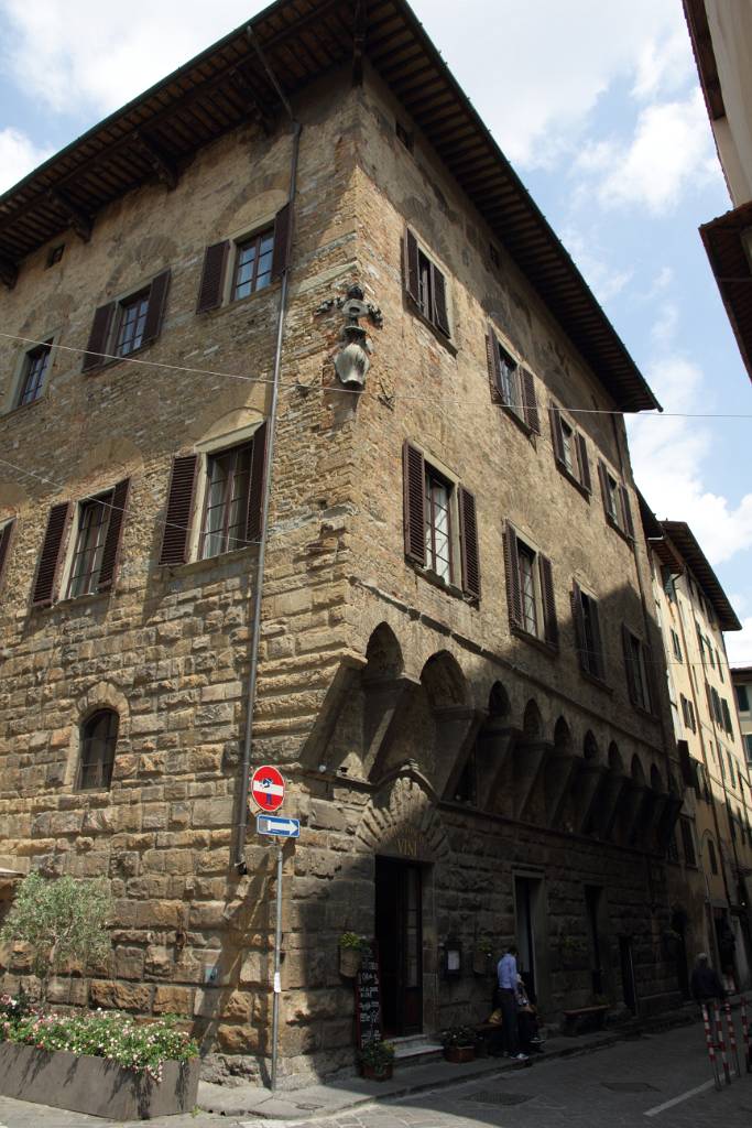 IMG_7499.JPG - Haus in der Via Isola delle Stinche auf dem Weg zum Piazza della Signoria.