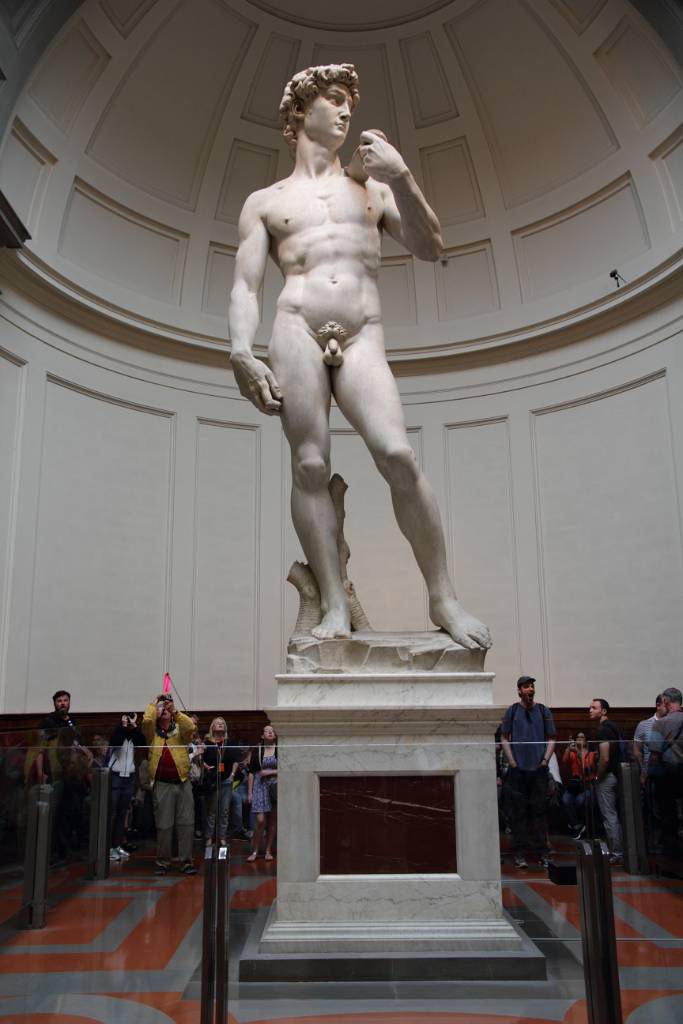 IMG_7572.JPG - Michelangelo hat ihn im Alter von 29 Jahren aus einem Marmorblock gehauen. Die Statue ist 4,1 Meter hoch und begründete Michelangelos Ruhm als herausragenden Bildhauer.