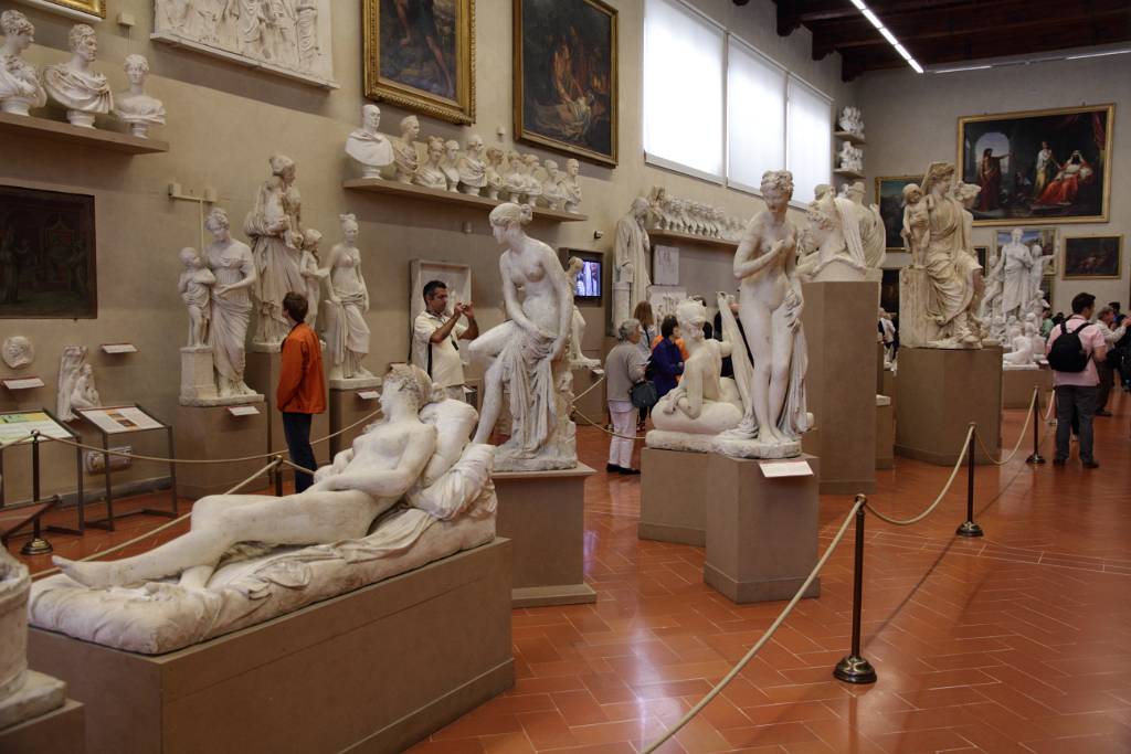 IMG_7573.JPG - Viele andere Skulpturen sind in der ersten Kunstakademie Europas zu sehen. Sie wurde 1563 gegründet.