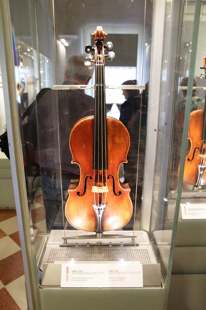 IMG_7578.JPG - Es sind auch Musikinstrumente zu sehen. Hier eine echte Stradivari.