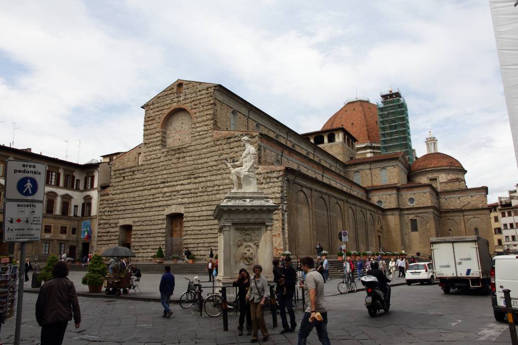 IMG_7580.JPG - Das zweitwichtigste Gotteshaus nach dem Dom ist San Lorenzo. Sie war Bischofskirche von Florenz und wurde im 4. Jahrhundert geweiht. Seit beginn des 15. Jahrhunderts ist sie Familienkirche der Medici und wurde damals nach den Plänen von Bruneleschi völlig umgestaltet. Die Fassade ist bis heute unvollendet.