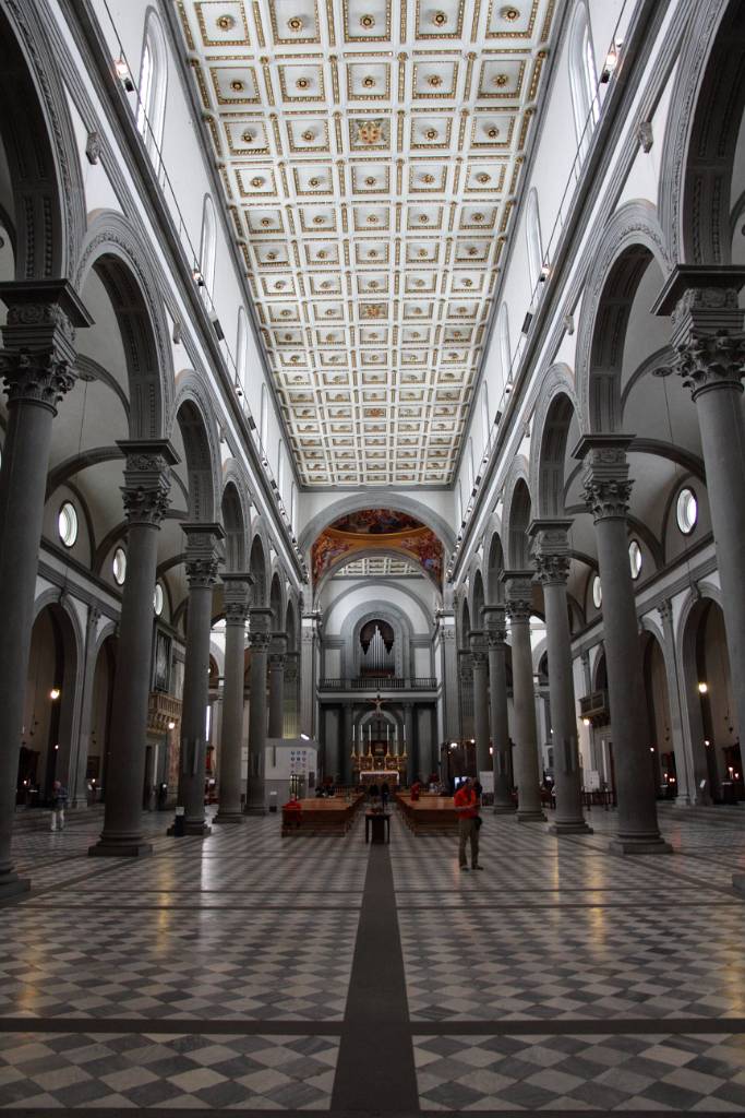 IMG_7581.JPG - Brunelleschis eleganter Innenraum zählt zu den Meisterwerken früher Florentiner Renaissance.