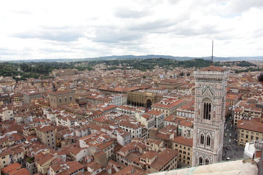 IMG_7604.JPG - Campanile di Giotto - der Glockenturm. Mit 84,7 Meter Höhe ist er kaum weniger hoch als die Domkuppel. Entworfen wurde er von Giotto aber erst 22 Jahre nach dessen Tod im Jahre 1359 vollendet.