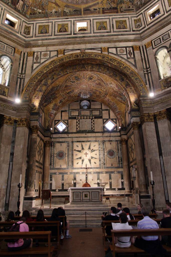 IMG_7649.JPG - Apsis im Baptisterium. In der Mitte ist der Altar zu sehen und rechts der fast drei Meter hohe Osterleuchter.