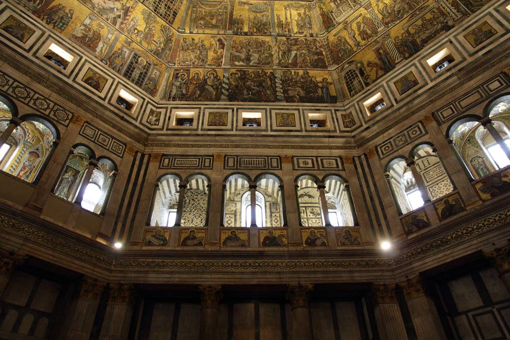 IMG_7651.JPG - Im Inneren ist die Kuppel ganz mit glänzenden Mosaiken von venezianischen Handwerksmeistern ausgekleidet.