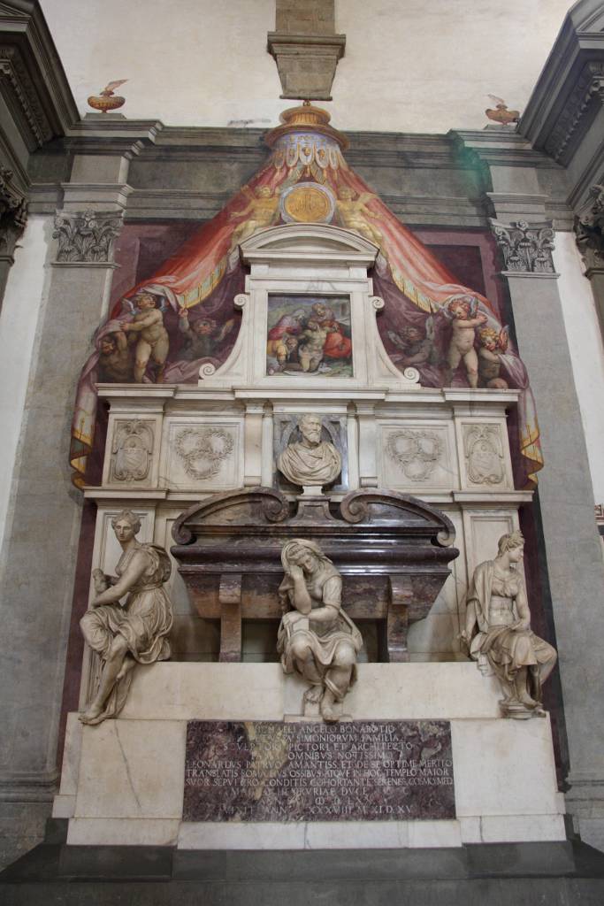 IMG_7663.JPG - Wenn man die Kirche betritt, befindet sich im rechten Seitenschiff gleich als Erstes das Grabmal des Michelangelo. Es ist ein mächtiges Element nach dem Entwurf von Giorgio Vasari.