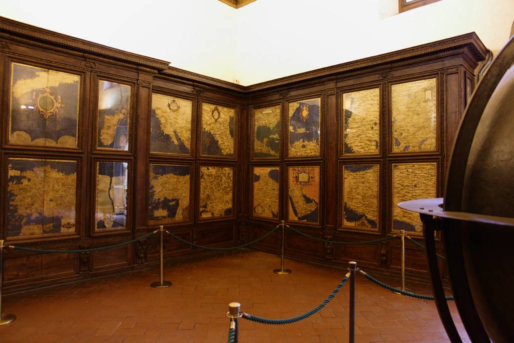 IMG_7698.JPG - Das Zimmer der Landkarten mit der großen Mappa Mundi.