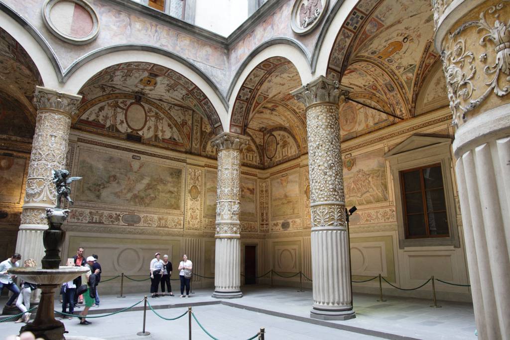 IMG_7716.JPG - Fresken im Innenhof des Palazzo Vecchio.